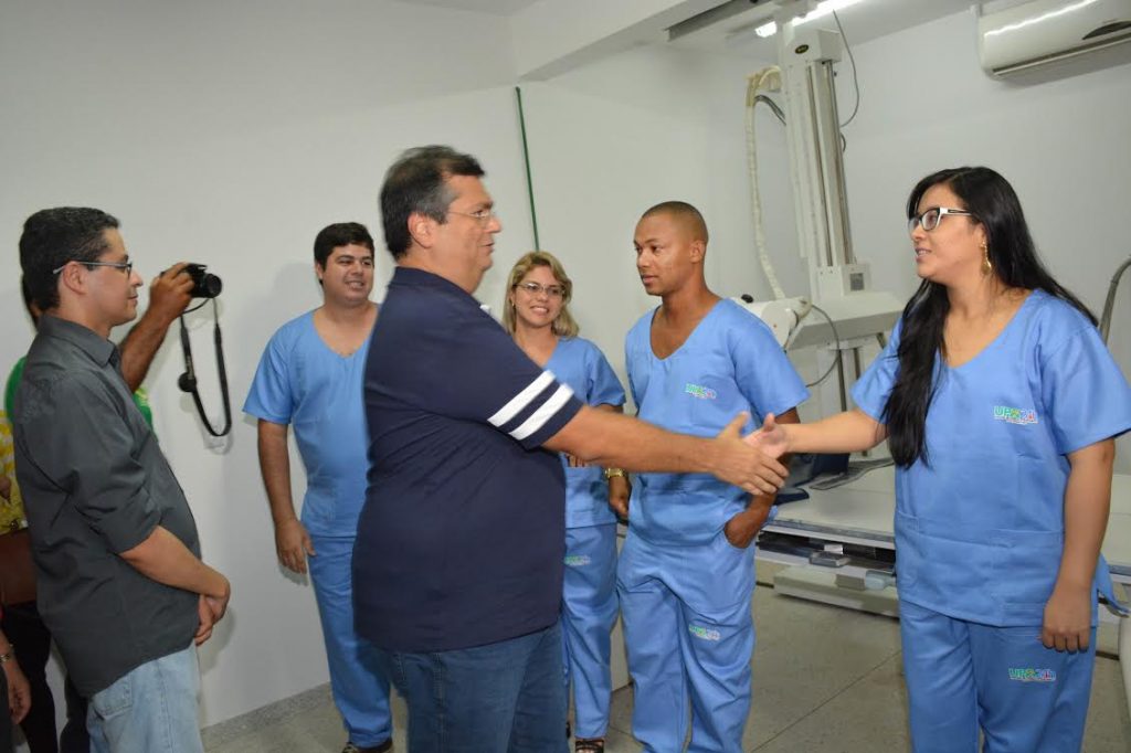 O Governador Flávio Dino cumprimeitou toda a equipe que trabalha na UPA. Foto: Francisco Campos